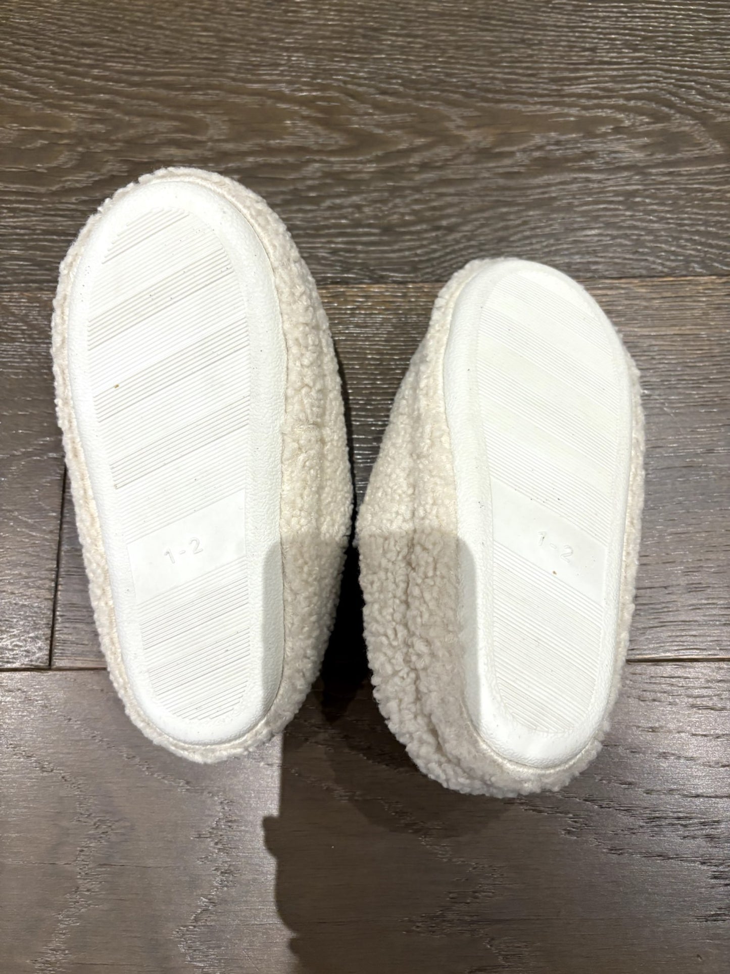 VGUC Justice House Slippers Size 1/2, Shoes 1 (Kids:4-8yr)
