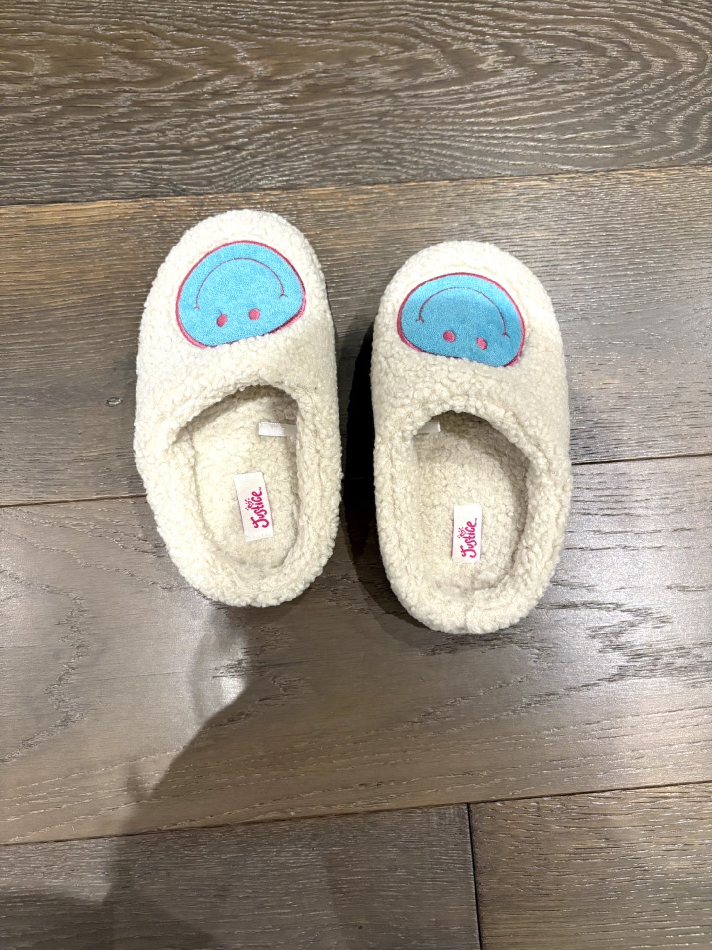 VGUC Justice House Slippers Size 1/2, Shoes 1 (Kids:4-8yr)