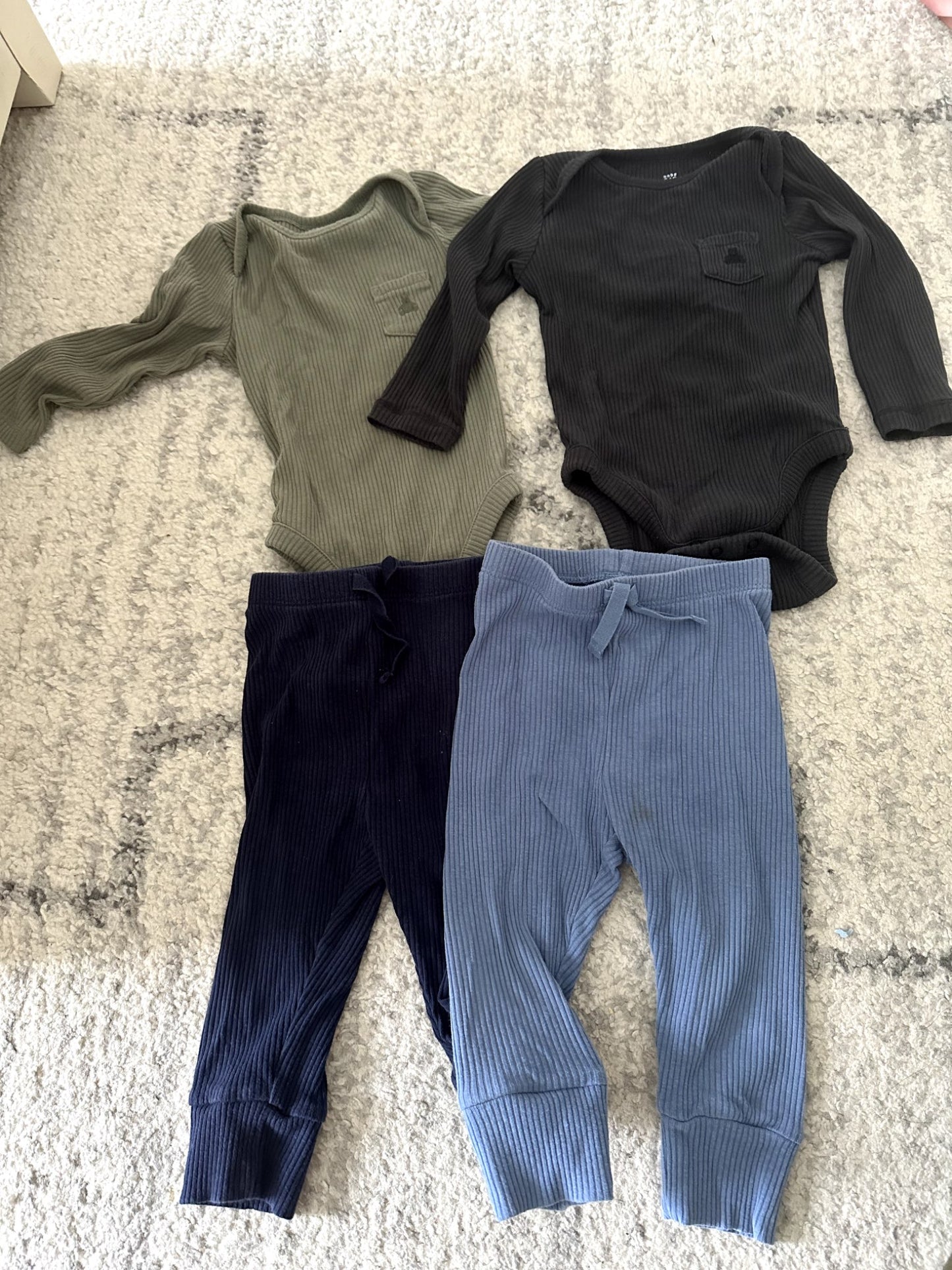 Gap 2 Shirts/Pants Set - 6-12M, Kids 12 Month (9-12M)