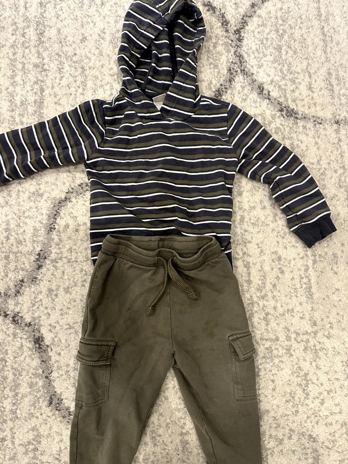 Calikids Boys Sweater & Matching Pants Set - 24M, Kids 24 Month (18-24M)