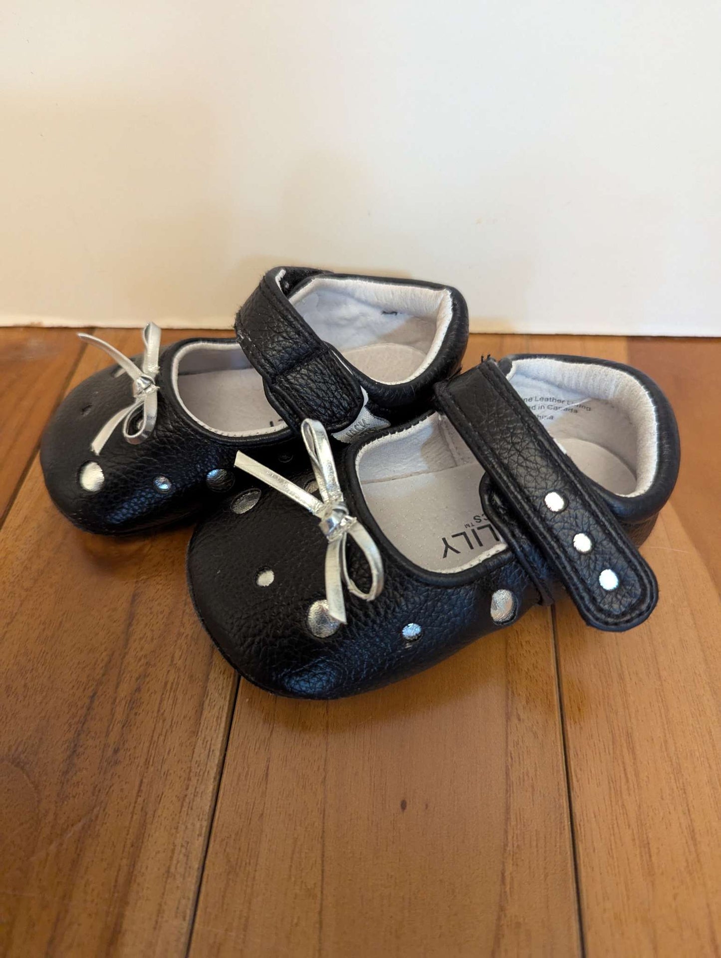 Jack & Lily infant shoes, size 4, Retails: $35, Shoes 4 (Baby: 0-12 mth)