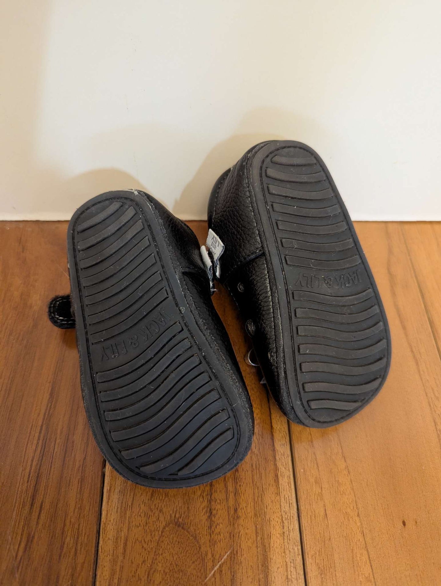 Jack & Lily infant shoes, size 4, Retails: $35, Shoes 4 (Baby: 0-12 mth)
