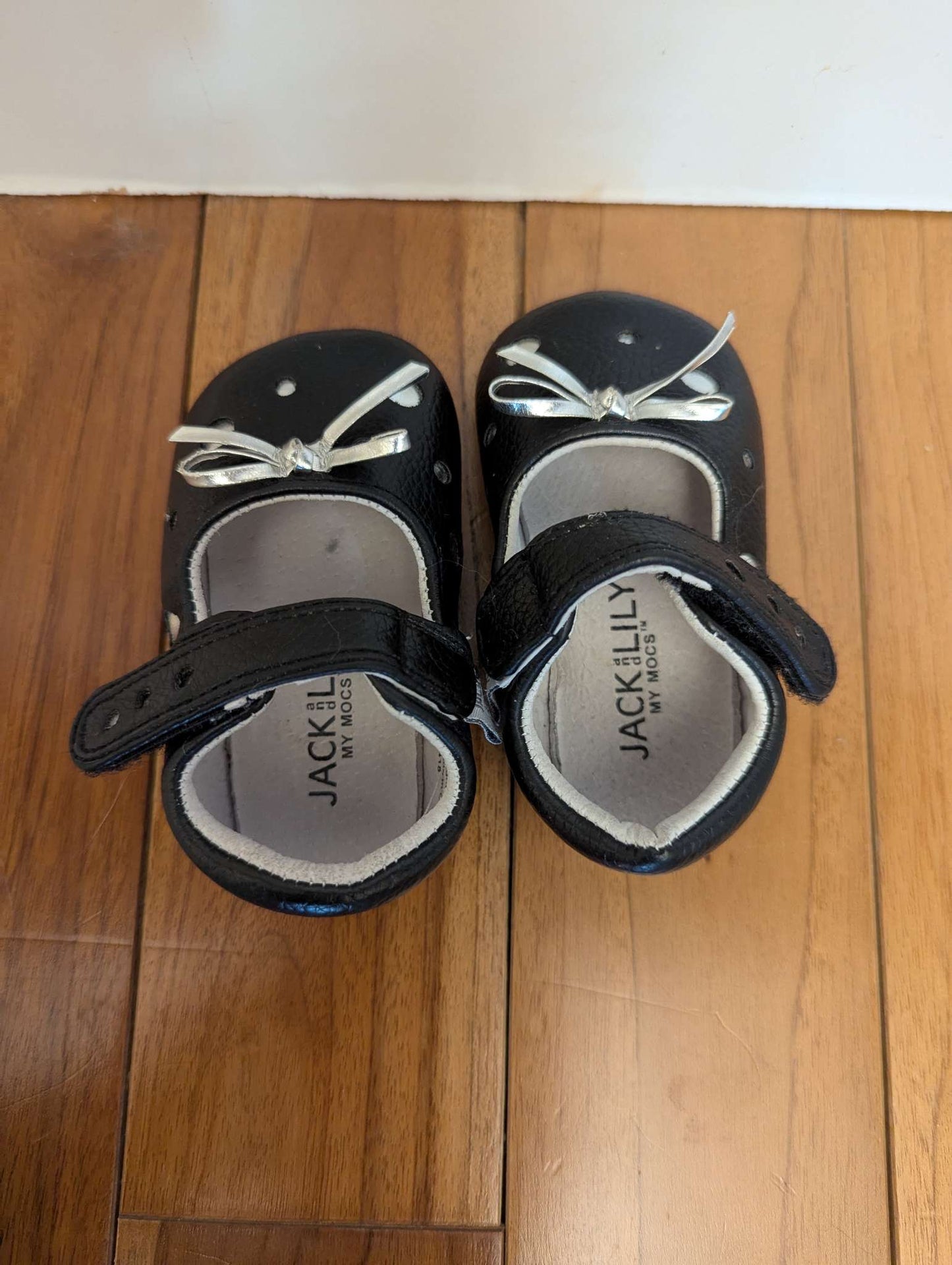 Jack & Lily infant shoes, size 4, Retails: $35, Shoes 4 (Baby: 0-12 mth)