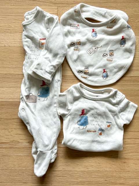 (EUC) Official Paddington Bear Baby onesie, sleeper, bib bundle 1m, Kids Newborn