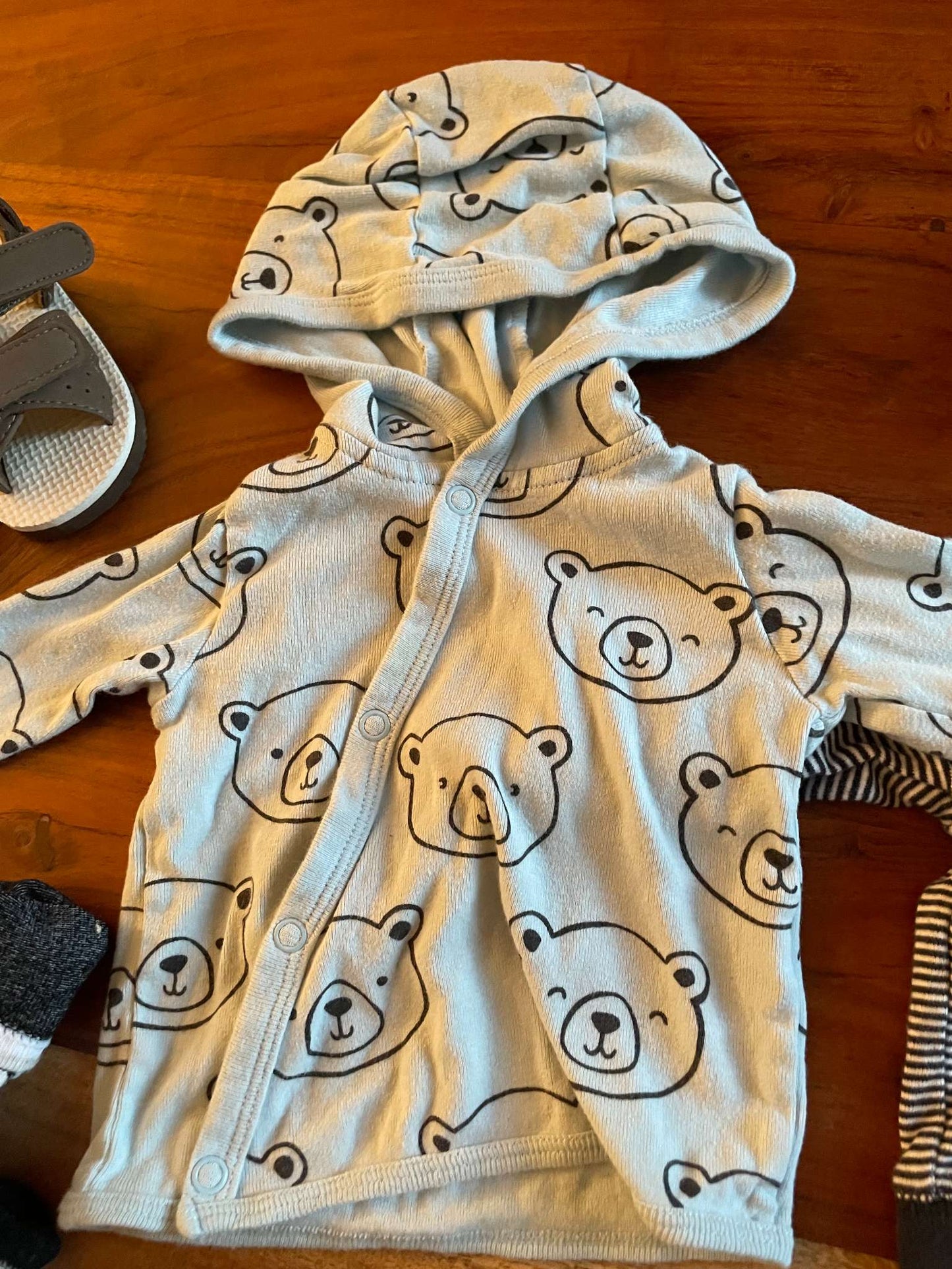 Newborn-3month LIKE NEW Clothing Bundle - Socks, Reversible Summer Hat, Sandals, and more...., Kids Newborn