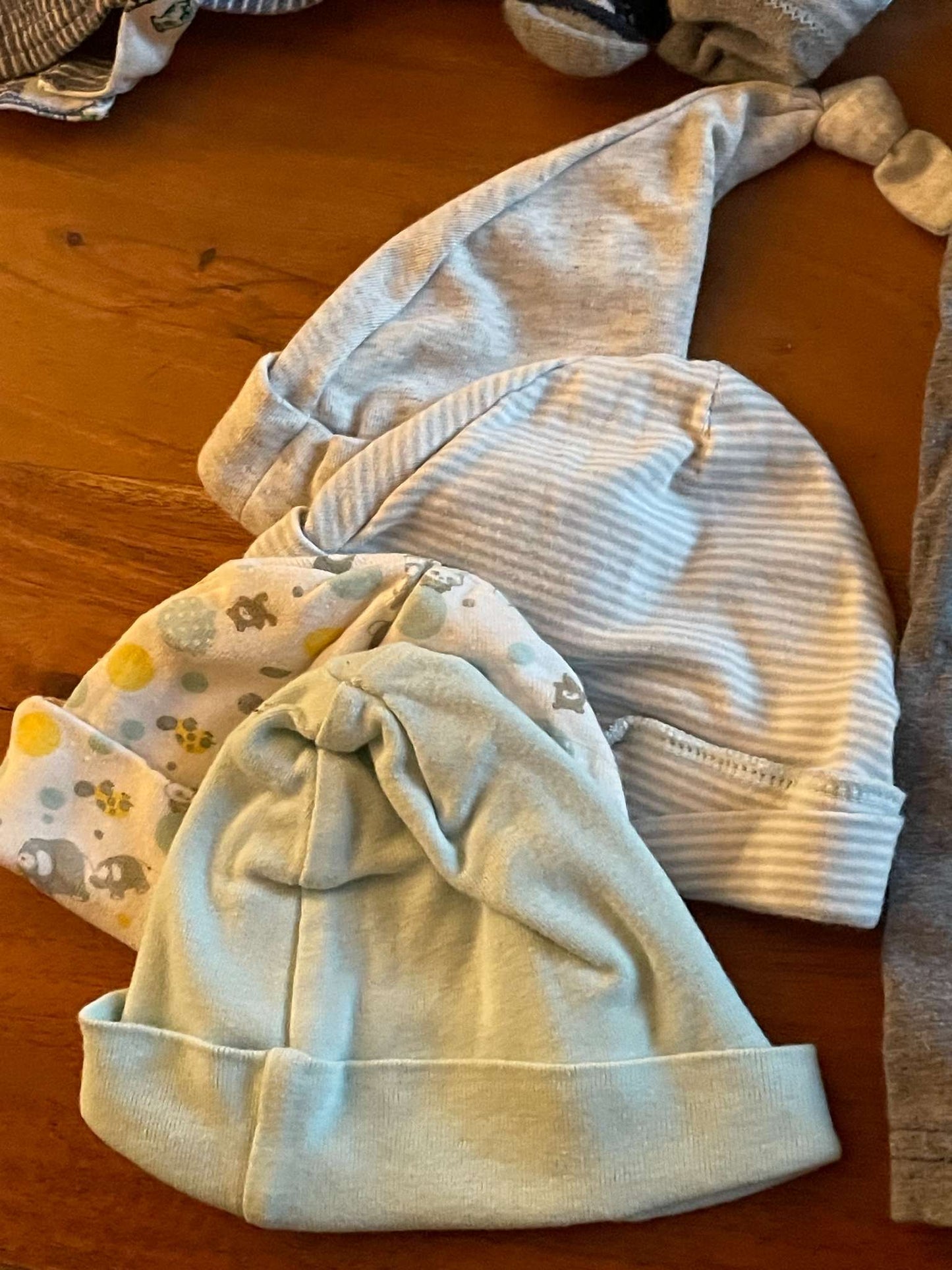 Newborn-3month LIKE NEW Clothing Bundle - Socks, Reversible Summer Hat, Sandals, and more...., Kids Newborn