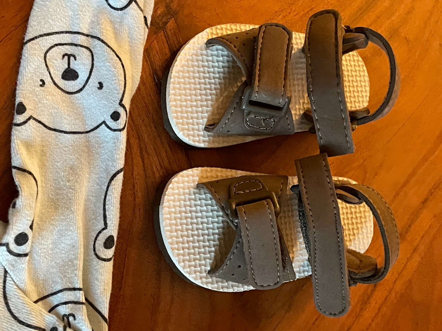 Newborn-3month LIKE NEW Clothing Bundle - Socks, Reversible Summer Hat, Sandals, and more...., Kids Newborn
