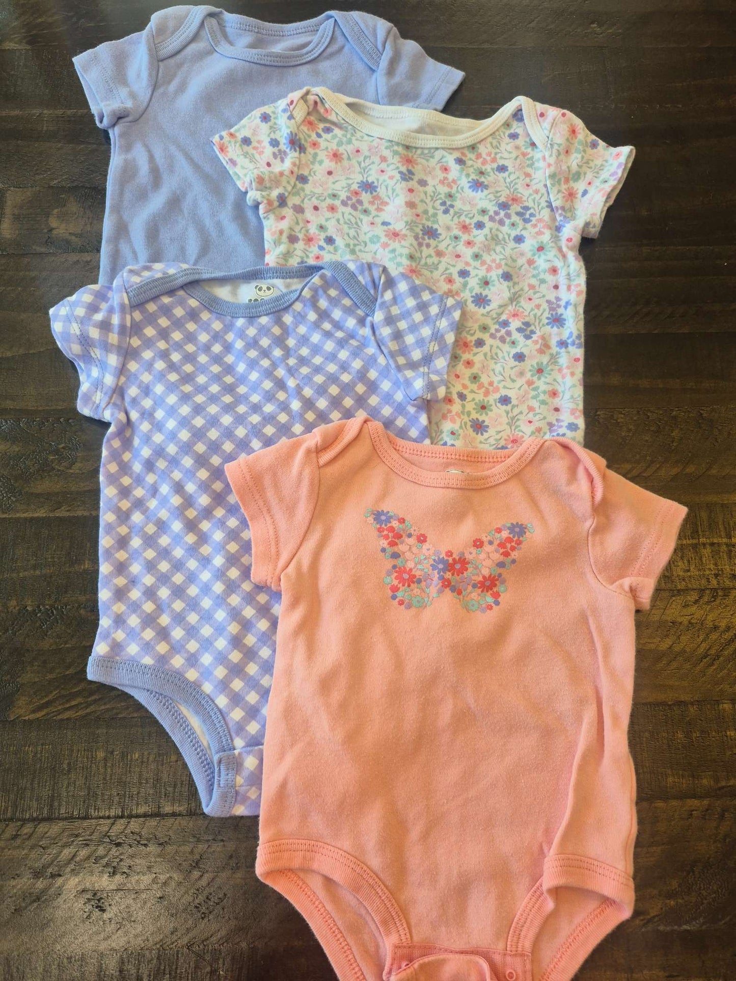 4 onesies, Kids 6 Month (3-6M)