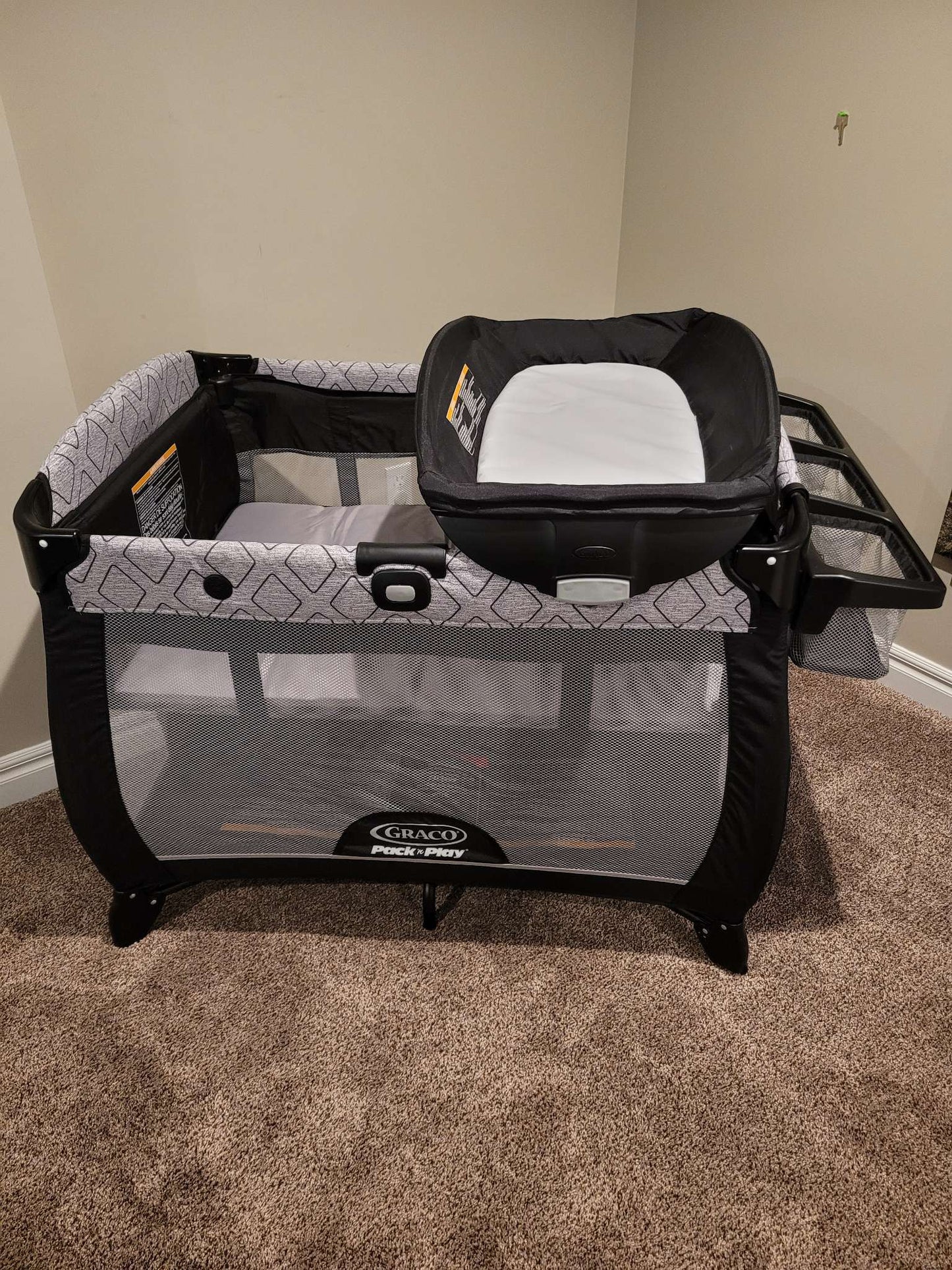 Graco Pack and Play Quick Connect Portable Lounger Deluxe