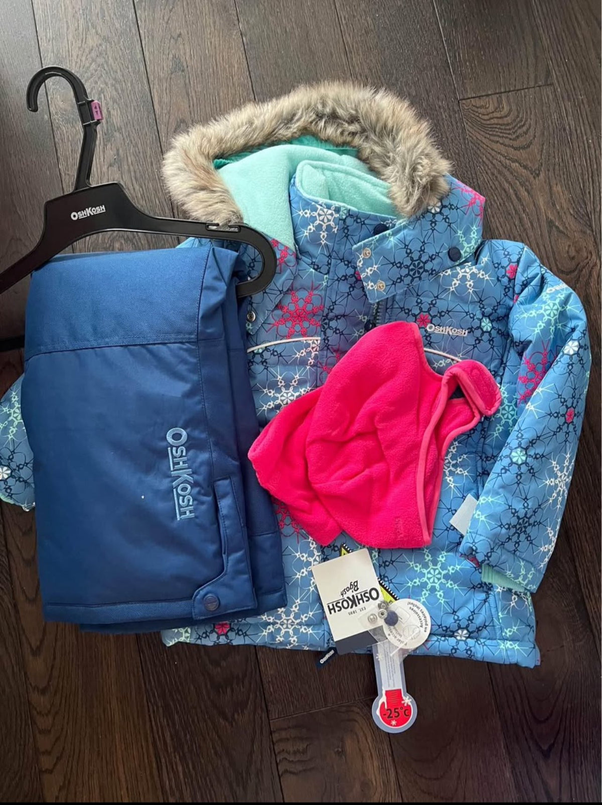 NEW- 4T carters 2 piece snow suit with accessories -30 degrees- girl flower, Kids 4/4T