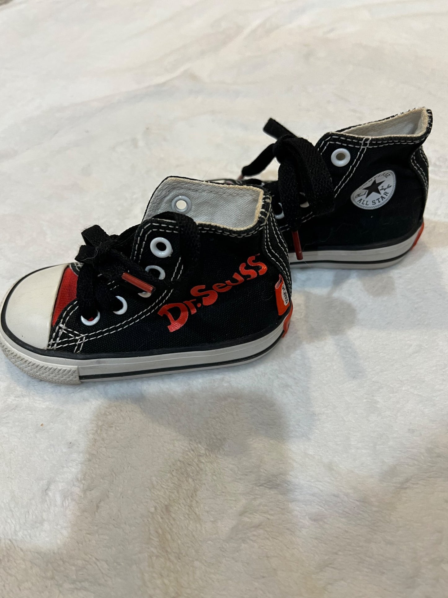 NWOT- 5T - converse sneakers- dr Seuss , Shoes 5 (Walkers:12-24 mth)