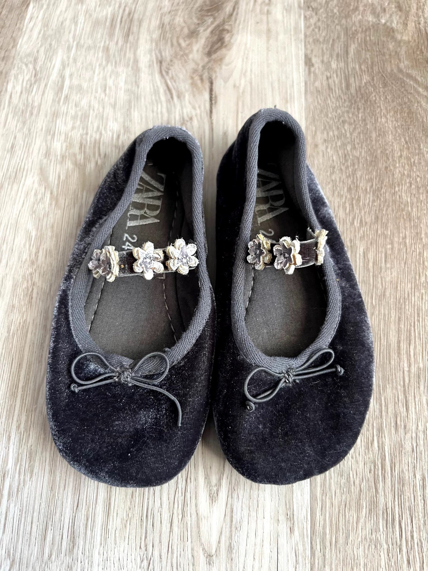 Zara Ballerina Velvet Flats with Flowers, Shoes 8 (Toddler:2-4yr)