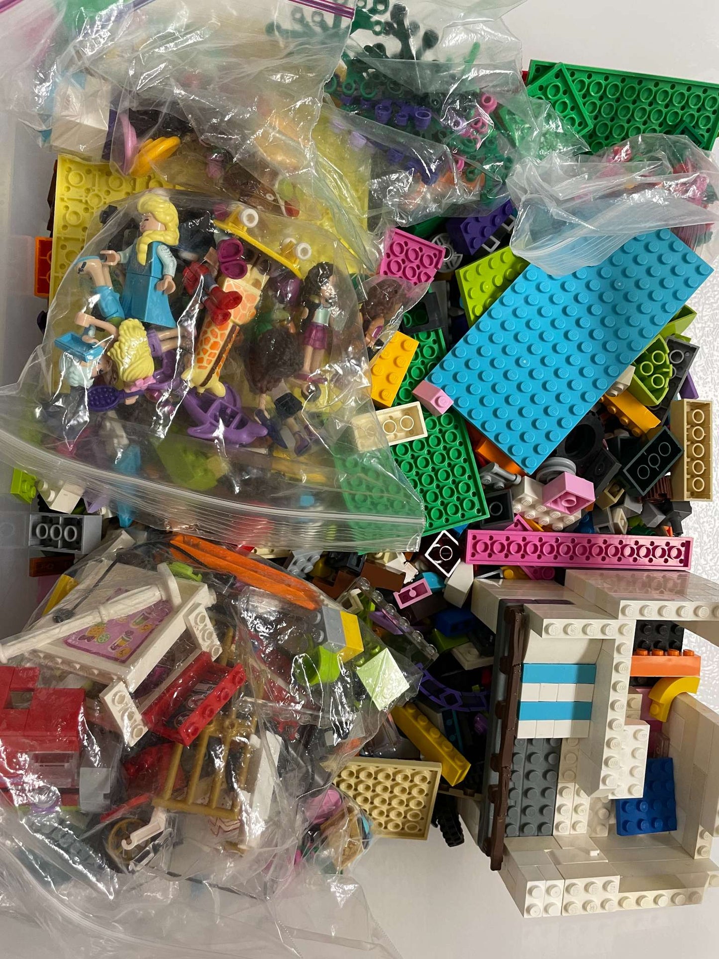 LEGO Lot – Mixed Bricks, Plates & Mini Figures (With Storage Bin)