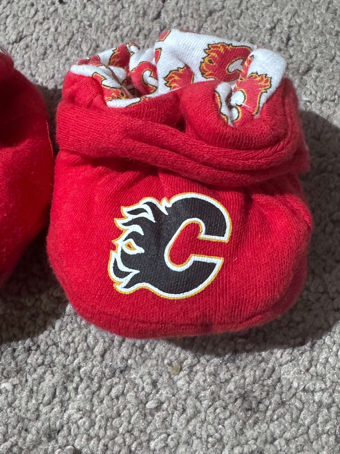 Calgary Flames Newborn Booties, Shoes 1 (Baby: 0-12 mth)