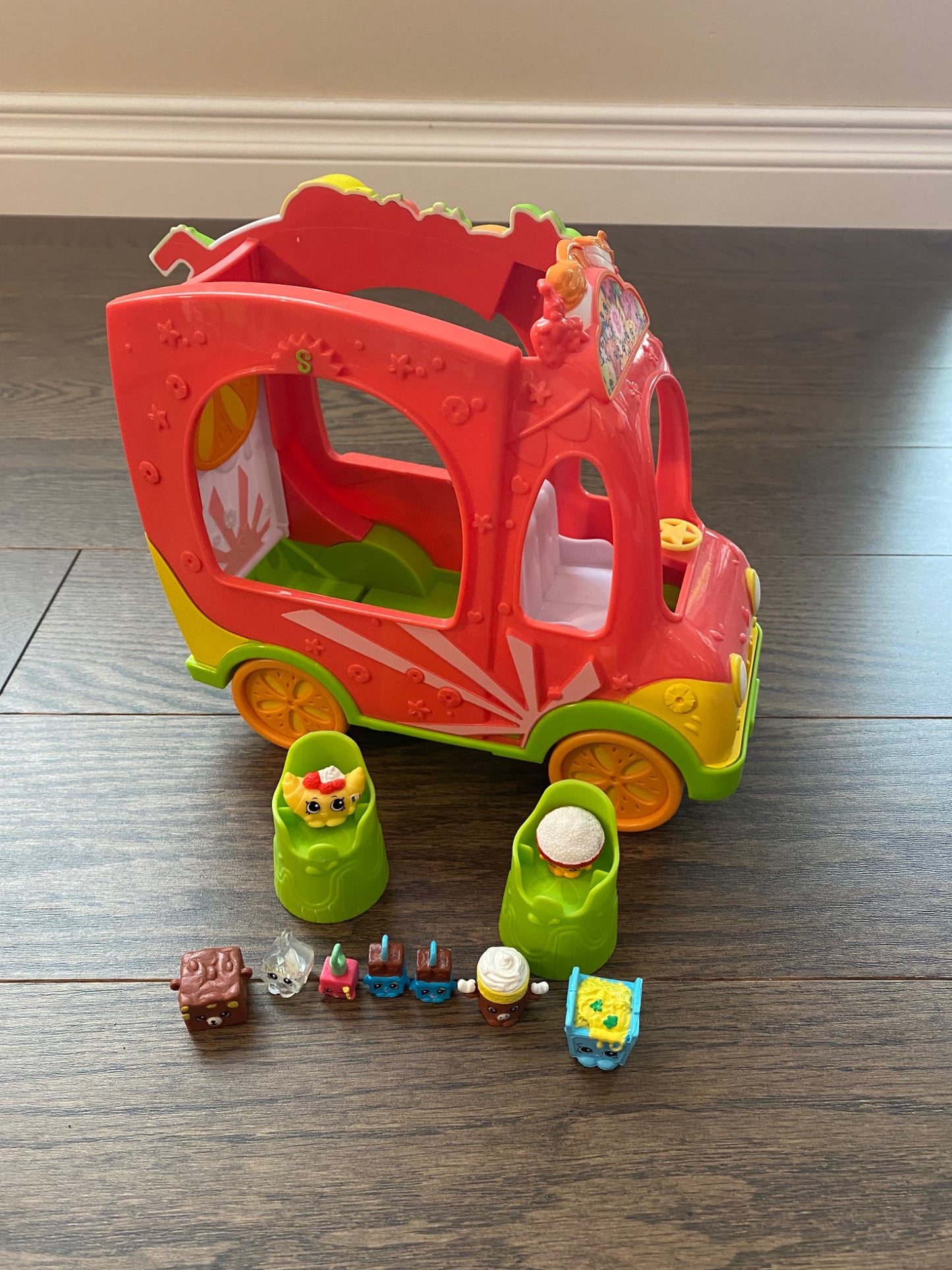 Shopkins Smoothie Truck and figures