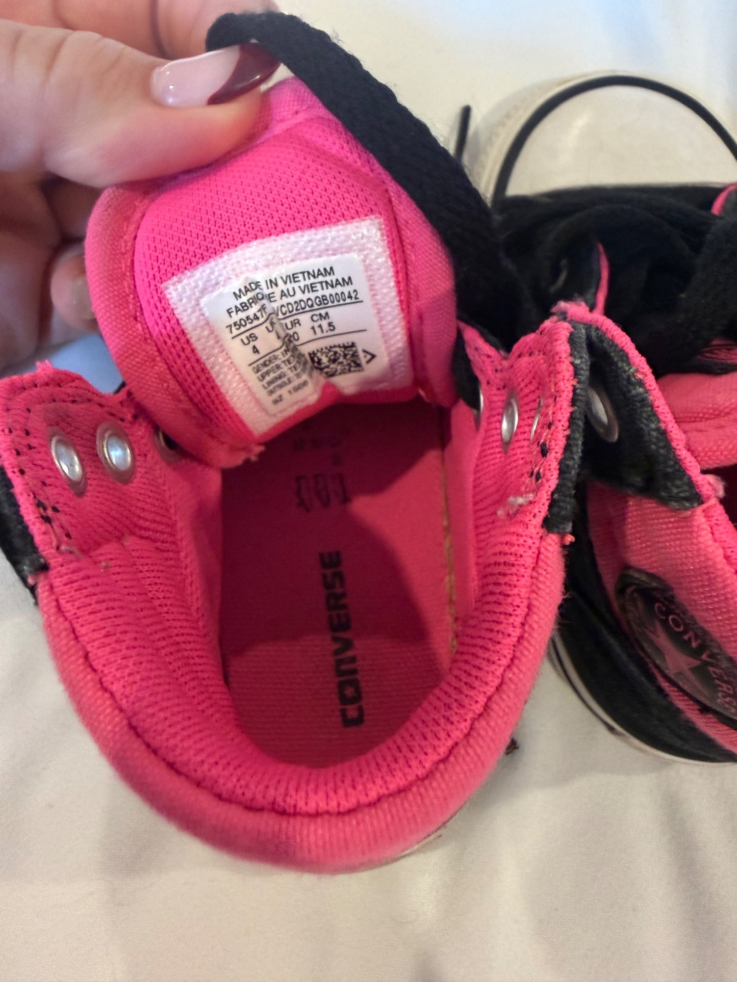 4T Girls converse sneakers , Shoes 4 (Baby: 0-12 mth)