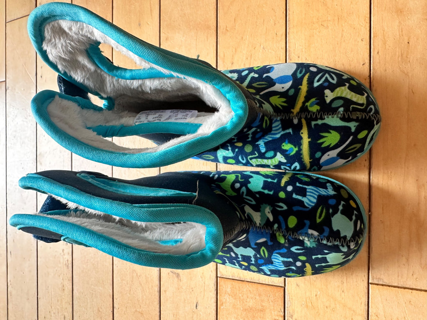 Dinosaur Bogs boots - 8K. Retails $75., Shoes 8 (Toddler:2-4yr)