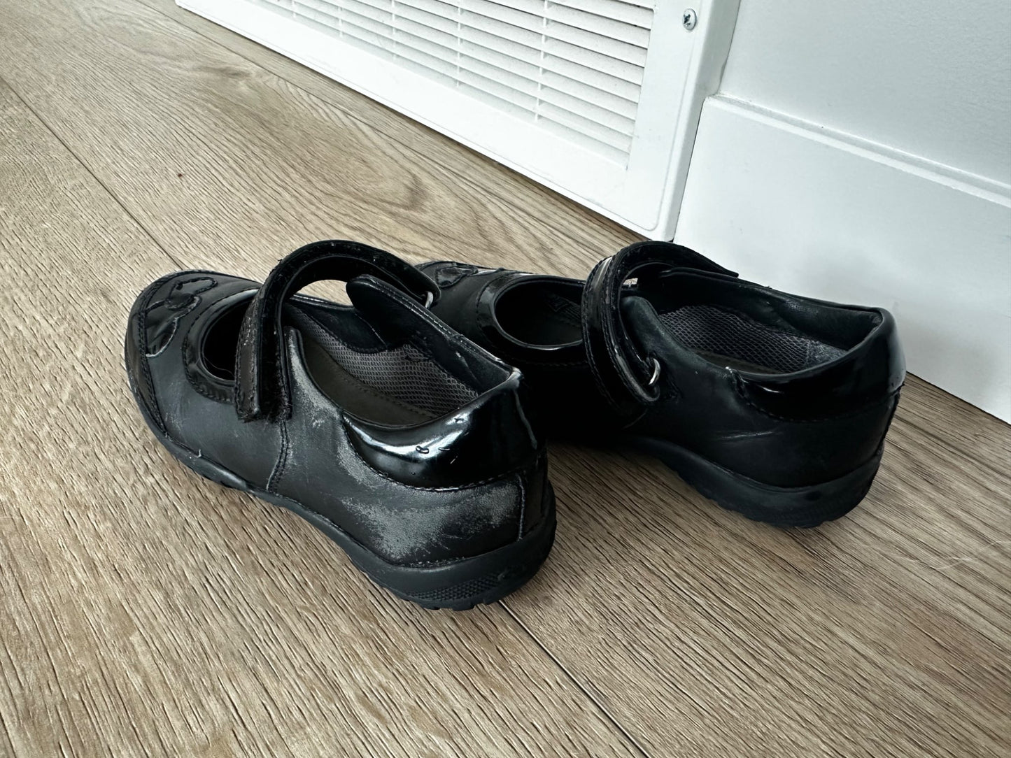 Geox school shoes size 27, Shoes 10 (Toddler:2-4yr)