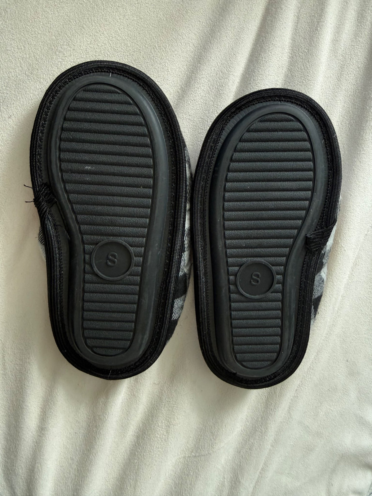 Boys slippers - size S (approx 9-10), Shoes 9 (Toddler:2-4yr)