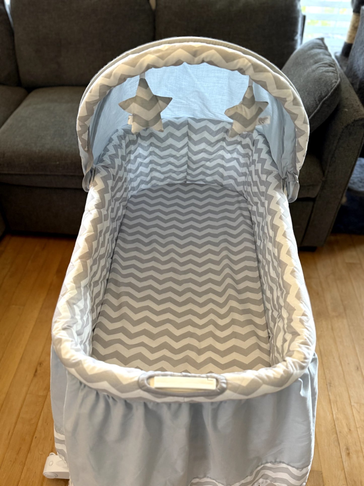 Bily Bassinet – Grey Chevron with Stars Canopy