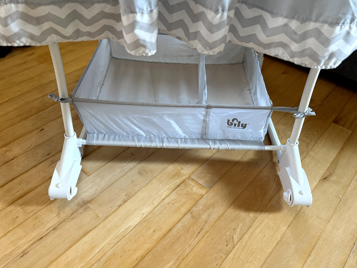 Bily Bassinet – Grey Chevron with Stars Canopy