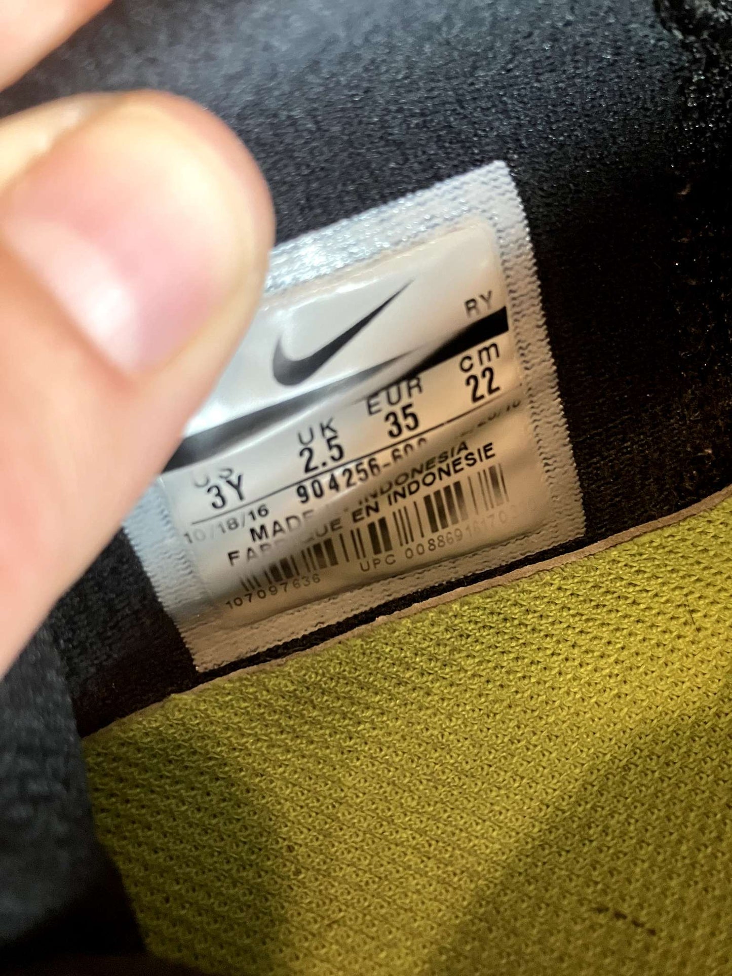Nike running shoe size 3 youth (fits 7-8 yo), Shoes 3 (Kids:4-8yr)