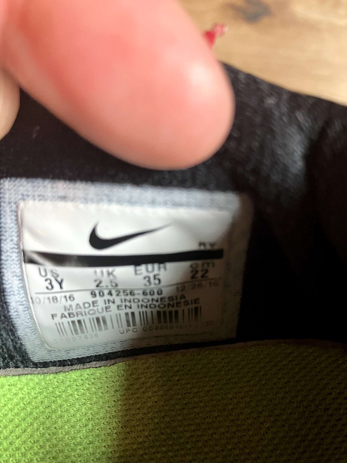 Nike running shoe size 3 youth (fits 7-8 yo), Shoes 3 (Kids:4-8yr)