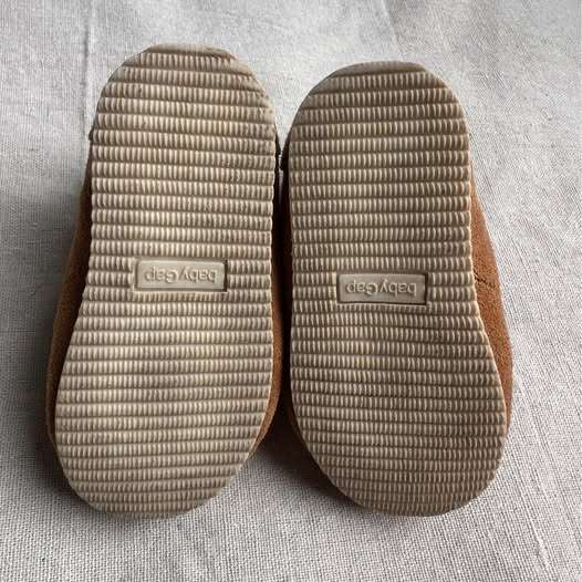 BabyGap Faux Suede Sherpa-Lined Baby Boots approx size 4, Shoes 4 (Baby: 0-12 mth)