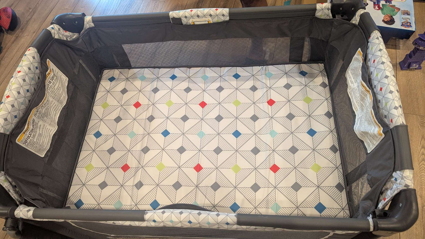 Baby trend Lil Snooze Playpen nursery center