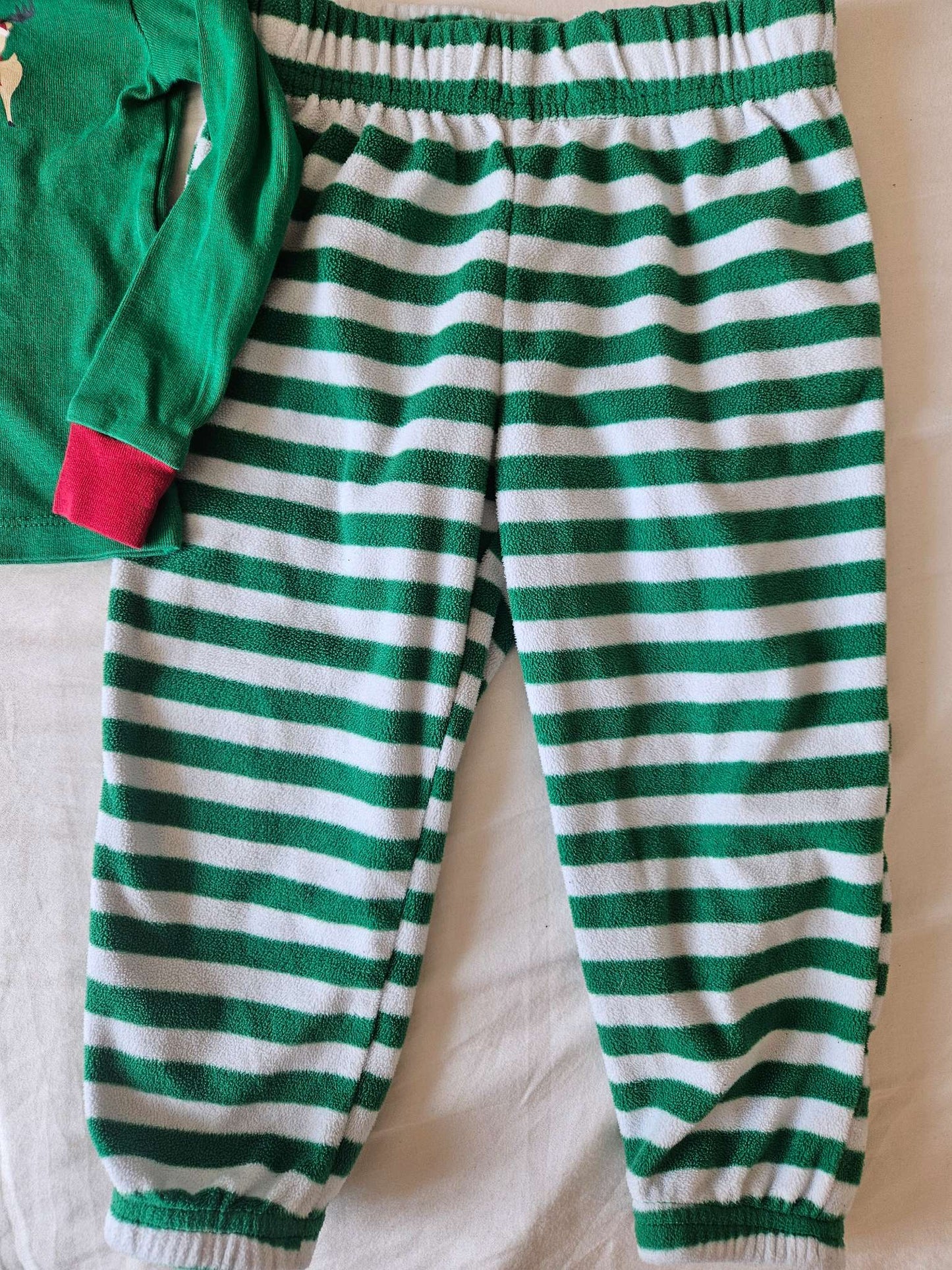 Green Reindeer Joe Fresh Christmas Pajamas 2 piece set size 2, Kids 2T