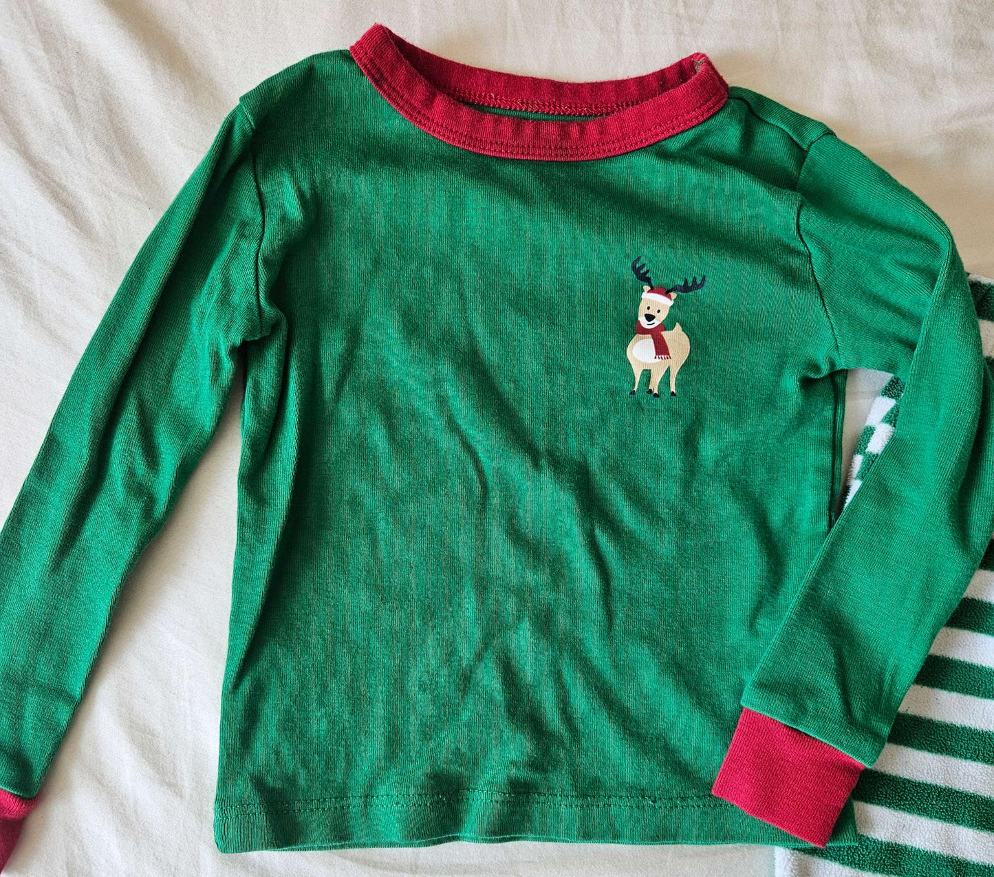 Green Reindeer Joe Fresh Christmas Pajamas 2 piece set size 2, Kids 2T