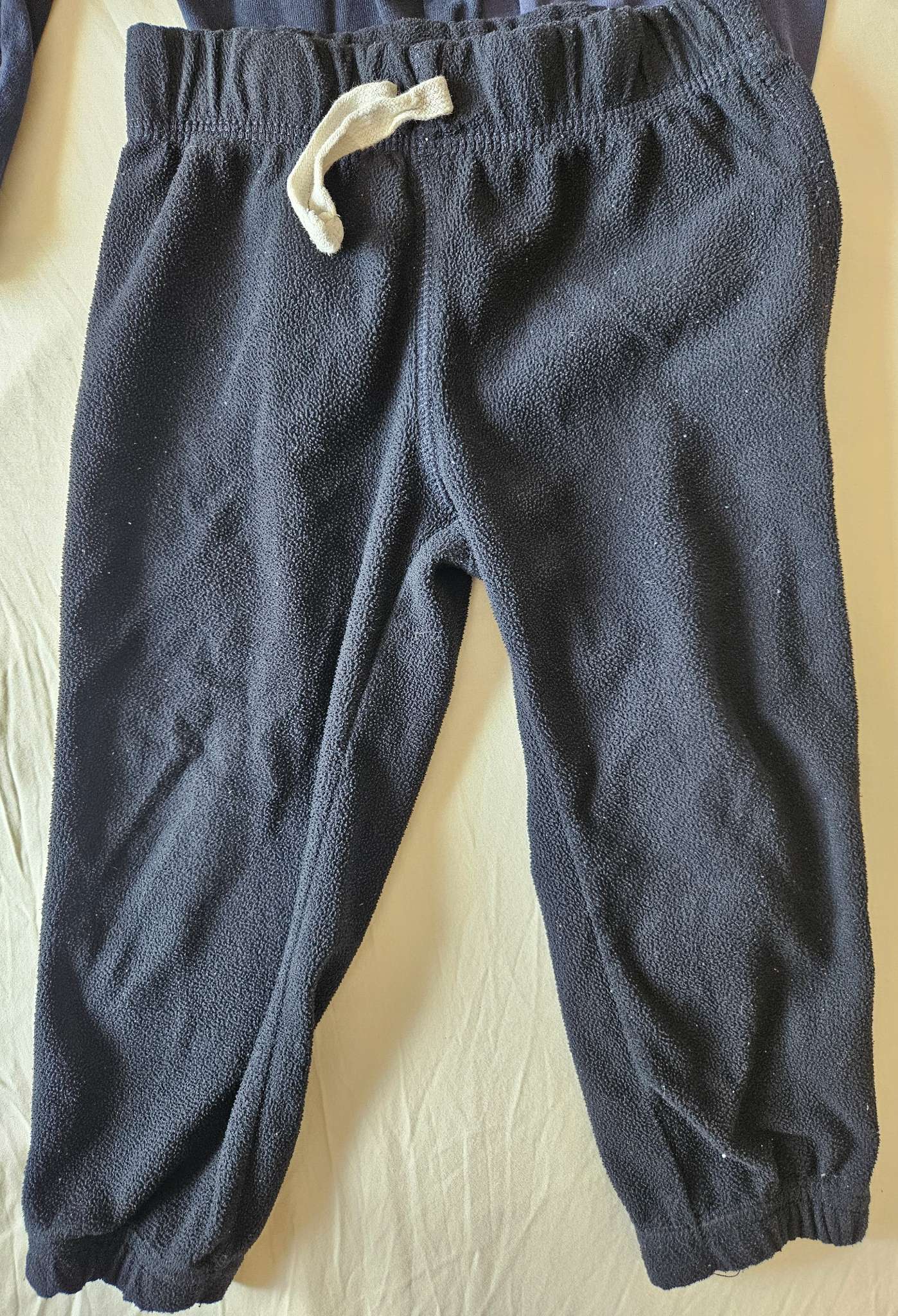3 pairs of size 24 months sweatpants (blue tommy Hilfiger, black carters, blue carters), Kids 24 Month (18-24M)