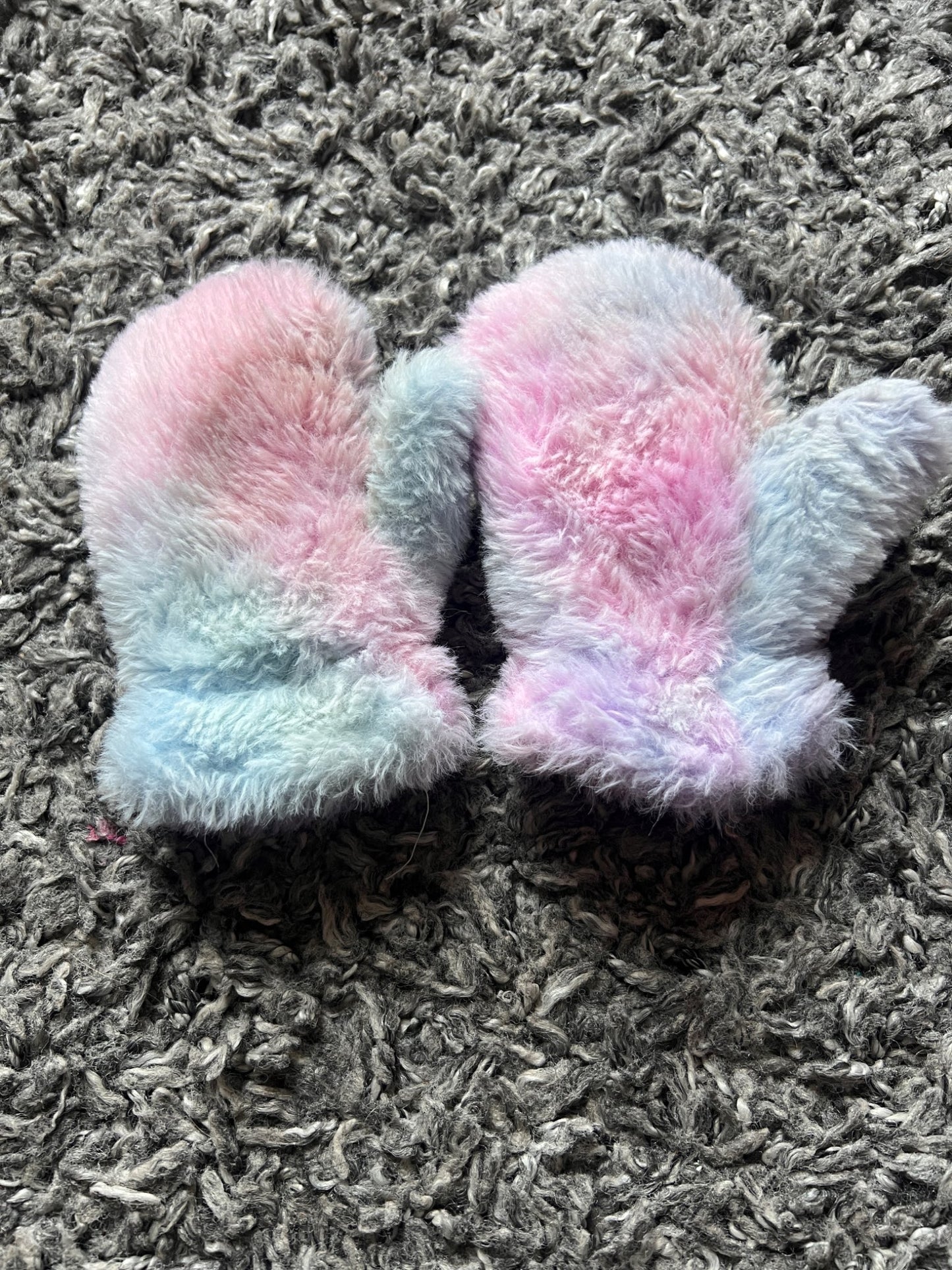 Girl’s Fuzzy Mittens