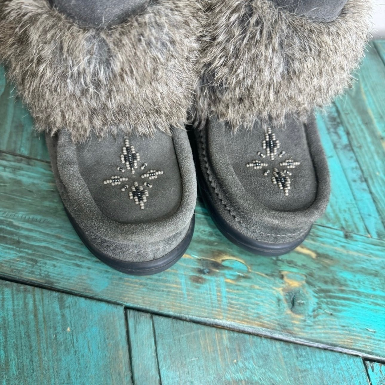 Manitobah Mukluks Grey Faux Fur Boots Waterproof Youth Size 2, Shoes 2 (Kids:4-8yr)