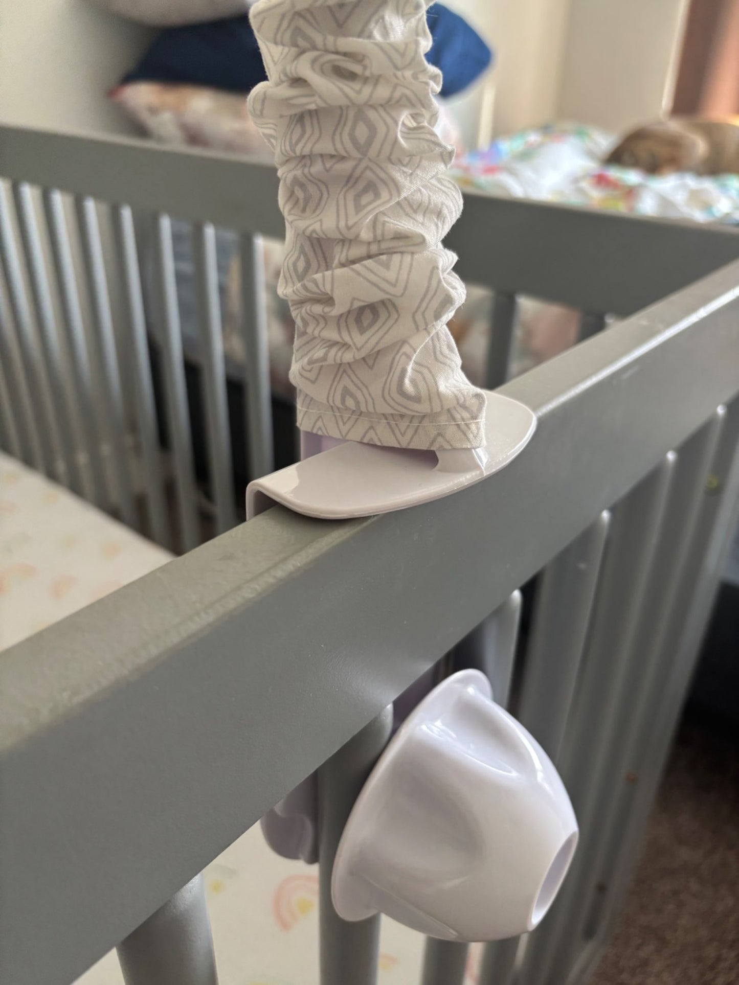 Baby mobile; sings one song (twinkle twinkle)