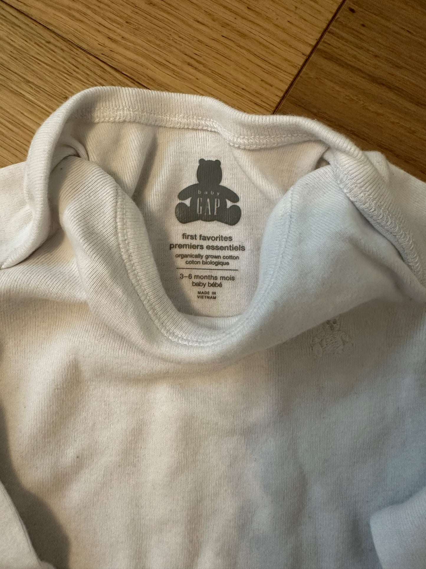 2 Gap Long Sleeve Onesies, 3-6 months, Kids 6 Month (3-6M)