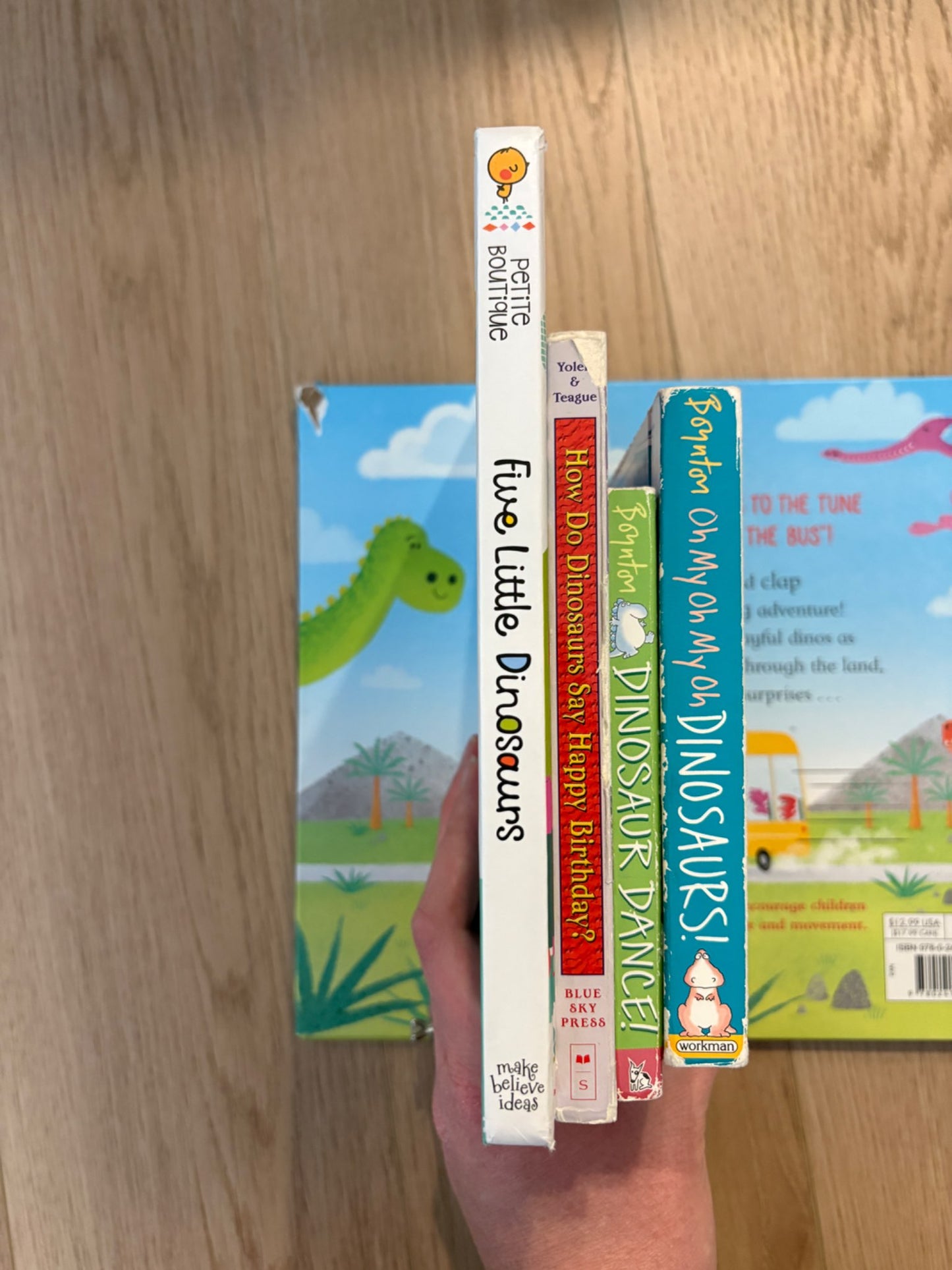 Set of 5 Dinosaur books retails over $50)