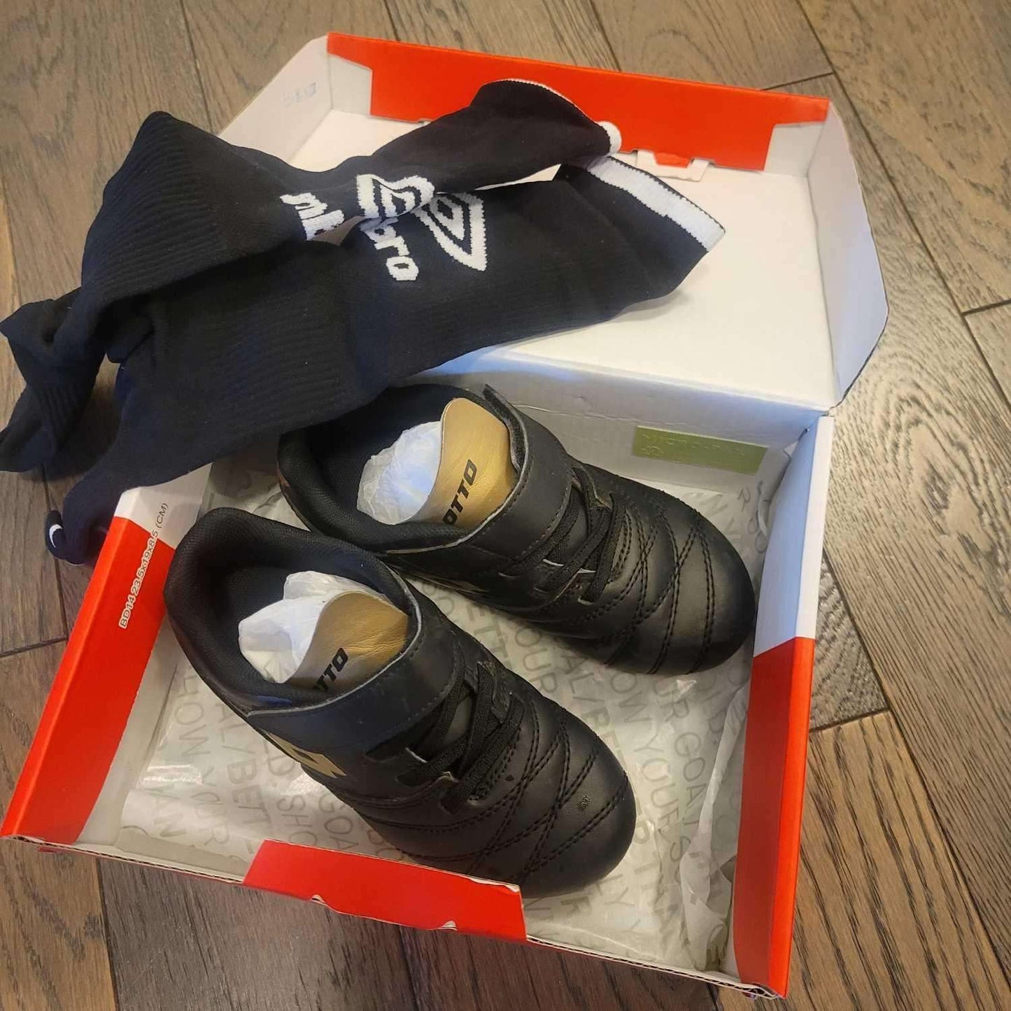 Lotto soccer cleats 11T + Socks, Shoes 11 (Toddler:2-4yr)