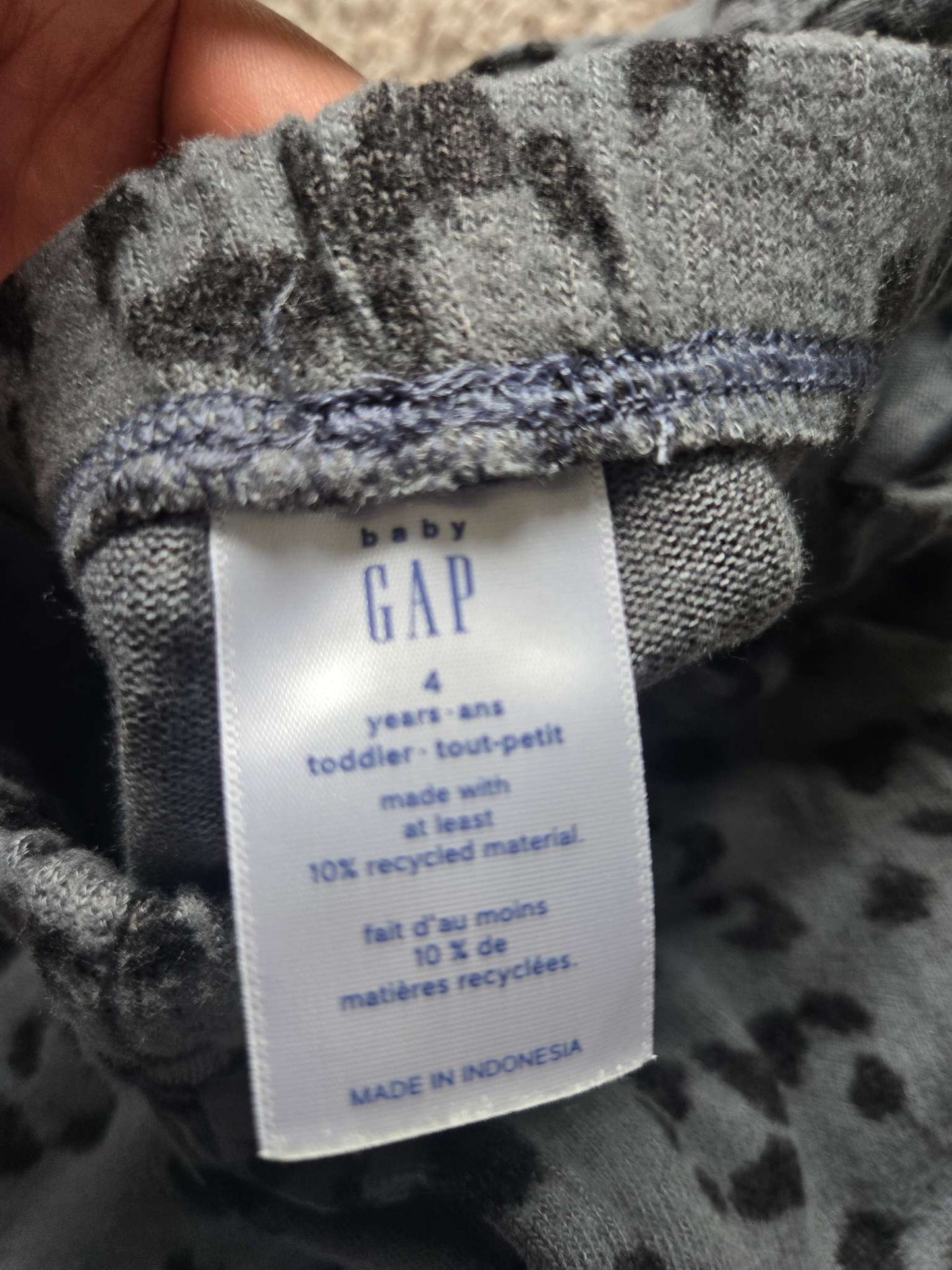 2 GAP Pants 4T ( 1 Retails $24.95), Kids 4/4T