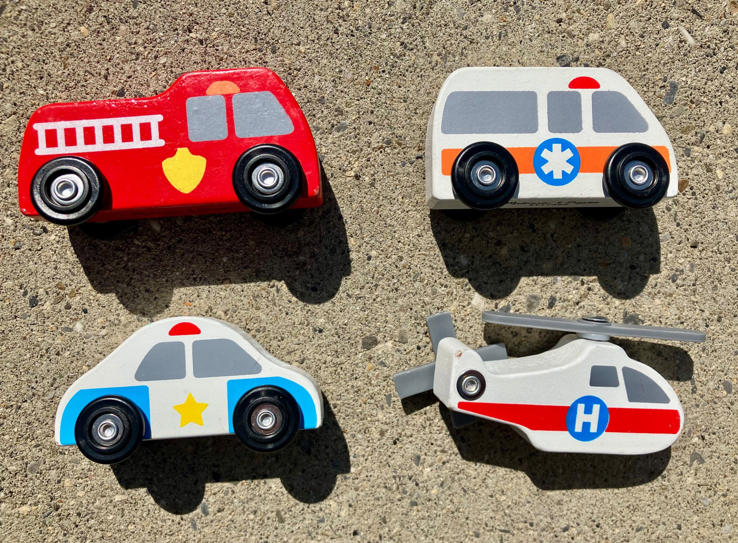 Melissa & Doug Round The City Rescue Rug with 4 Wooden Vehicles (39 x 36 inches)