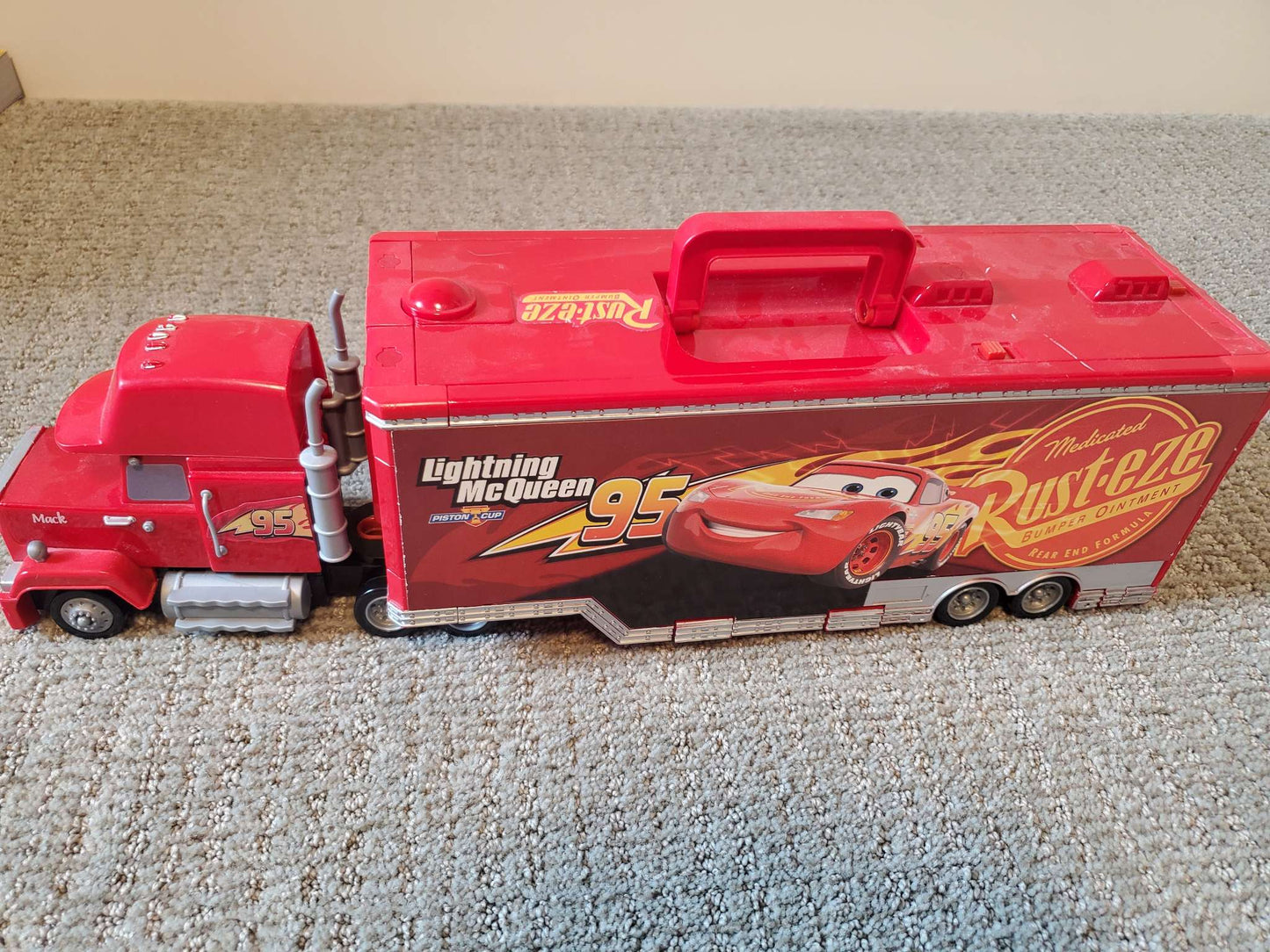 Lightning McQueen Semi-Truck With Carrier