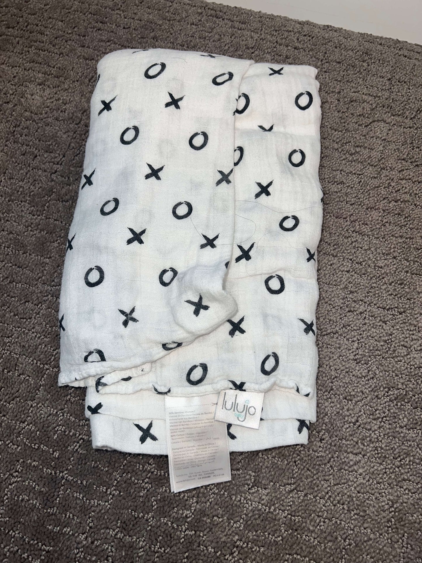 Lulujo xoxo muslin swaddle, 6-12 Months (Medium)
