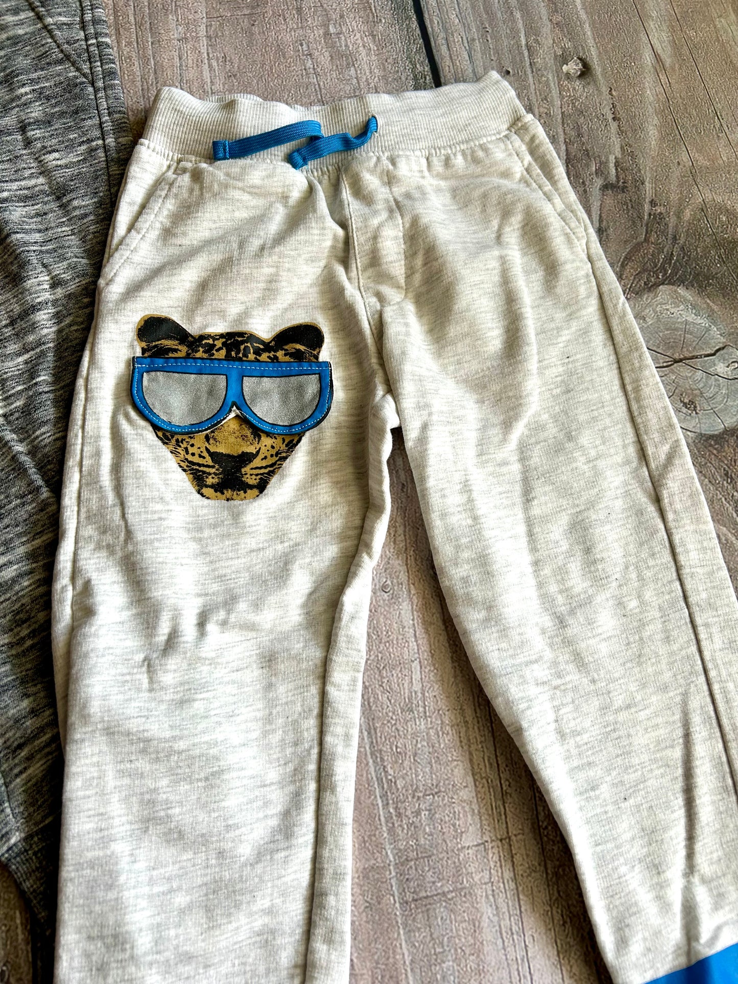 Seven Oaks size 6 boys light heather grey leopard sweatpants & Old Navy size 6-7 boys dark heather grey sweatpants, sweats, pants, Kids 6/6X (extra small)