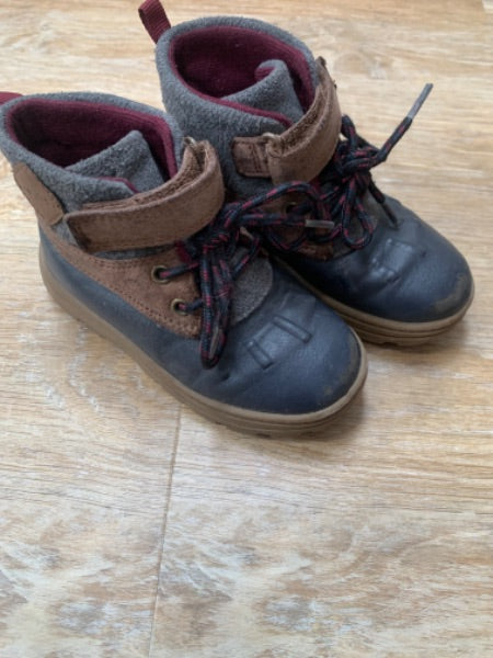 Carters - short Booties - size 9, Shoes 9 (Toddler:2-4yr)