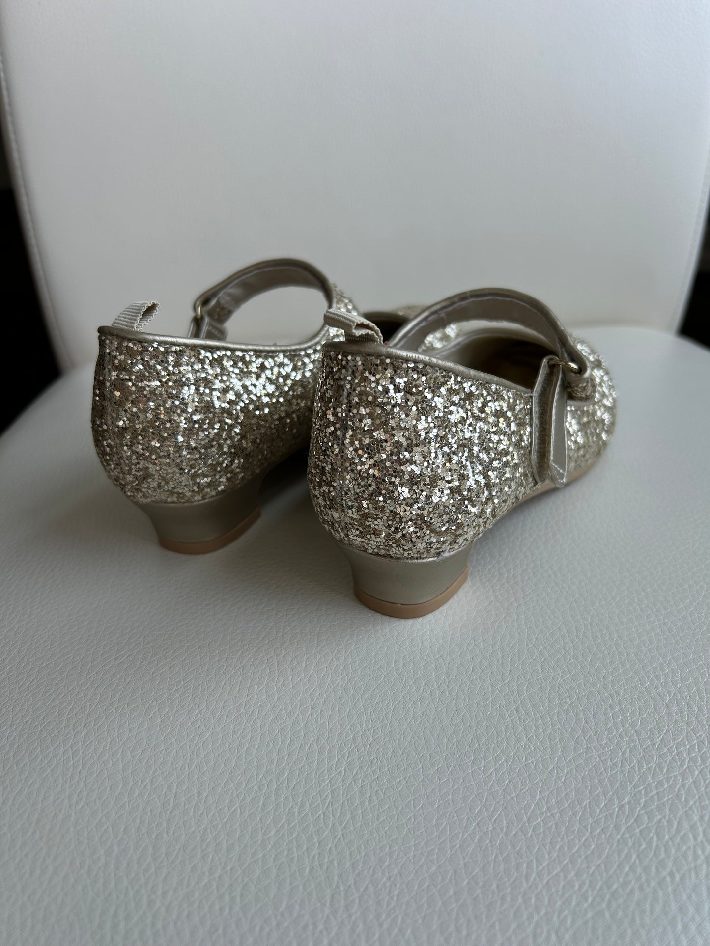 Disney x H&M size 13.5 girls Snow White princess gold glitter dress up shoes, Shoes 13.5 (Kids:4-8yr)