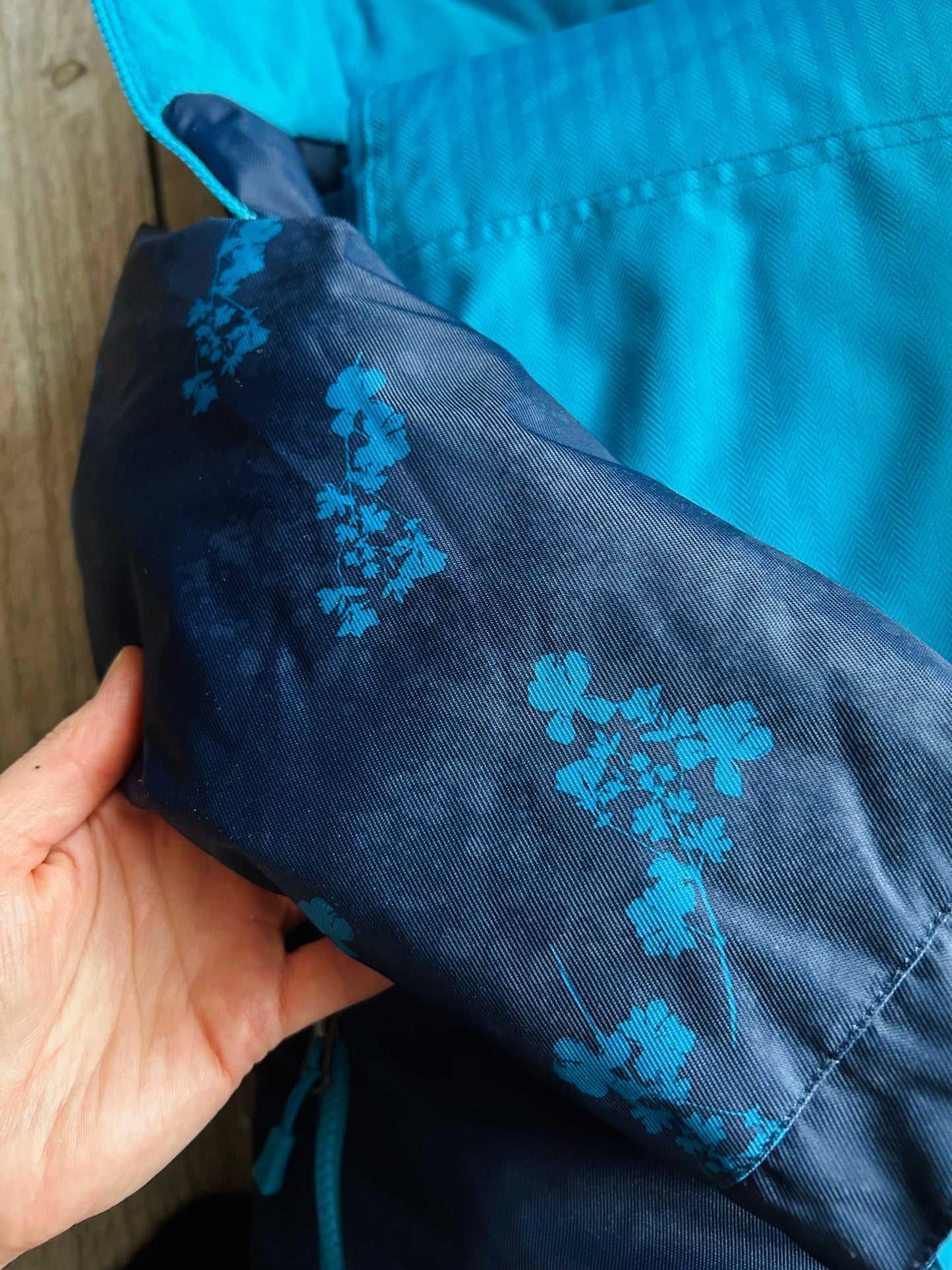 Xmtn size 6 girls 2-piece snowsuit, winter jacket and snow pants, dark blue and blue floral, like new, Kids 6/6X (extra small)