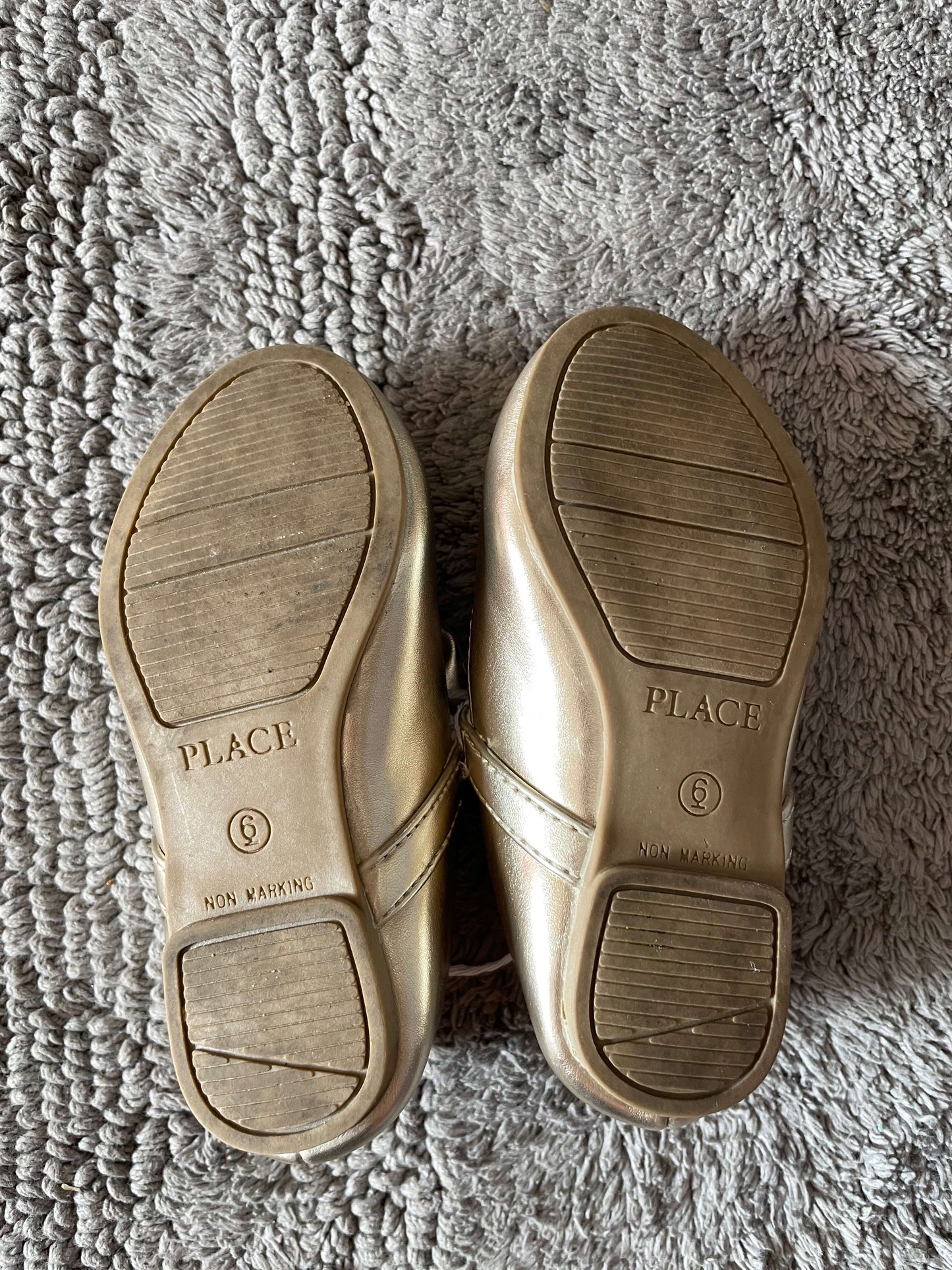Children’s place size 6 gold bow shoes , Shoes 6 (Walkers:12-24 mth)