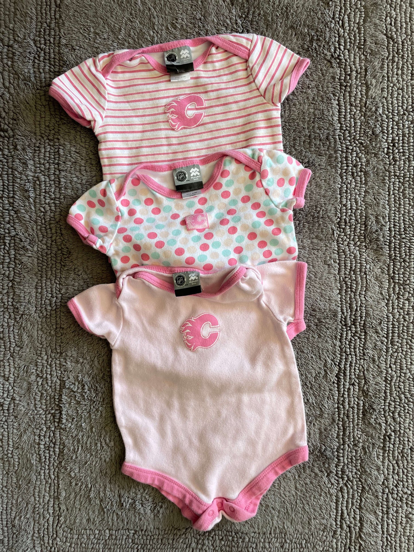 Set of 3 pink Calgary Flames onesies- 9M, Kids 9 Month (6-9M)