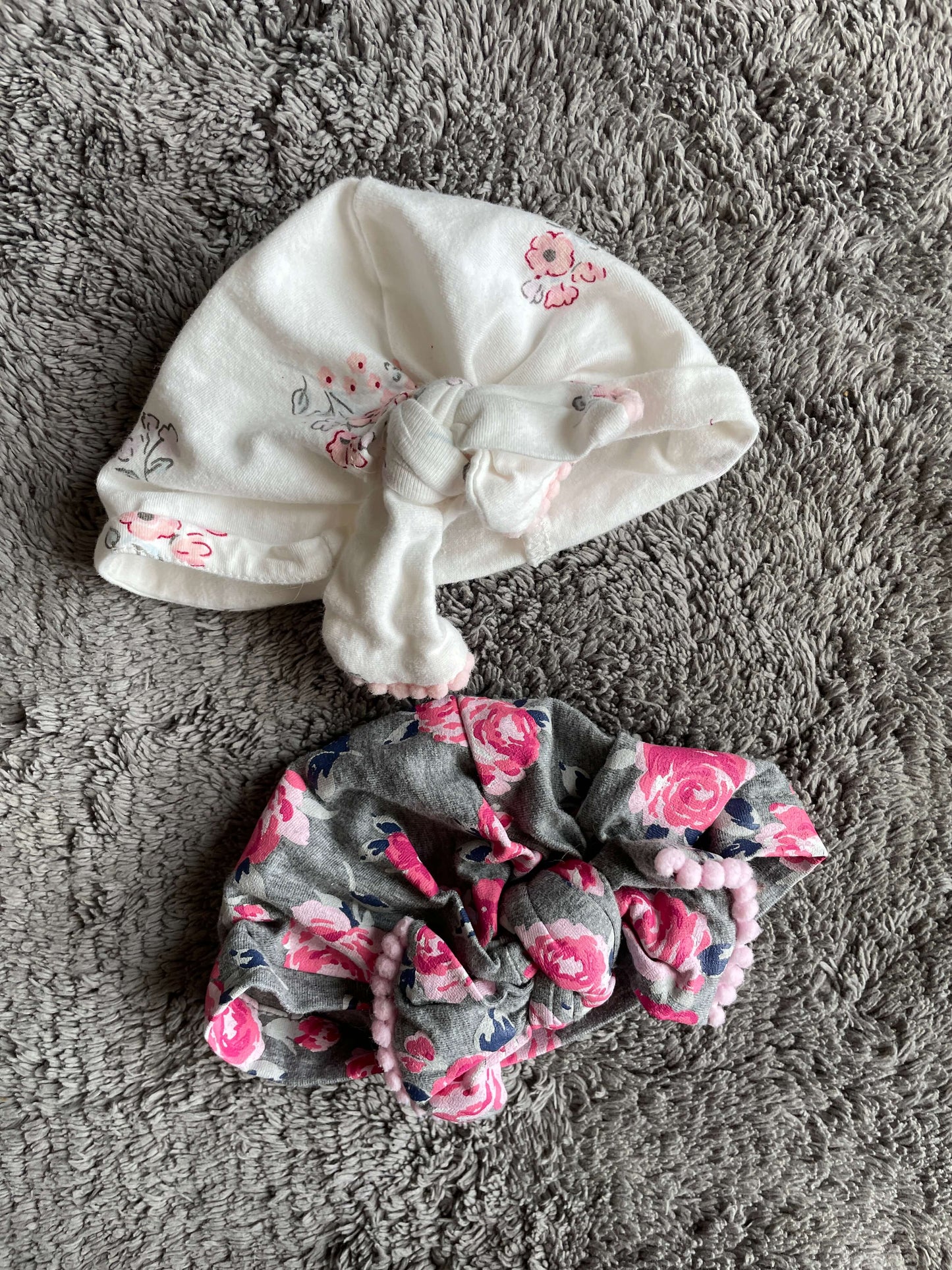 Set of 2 hats with bows 0-6M, white floral, grey floral