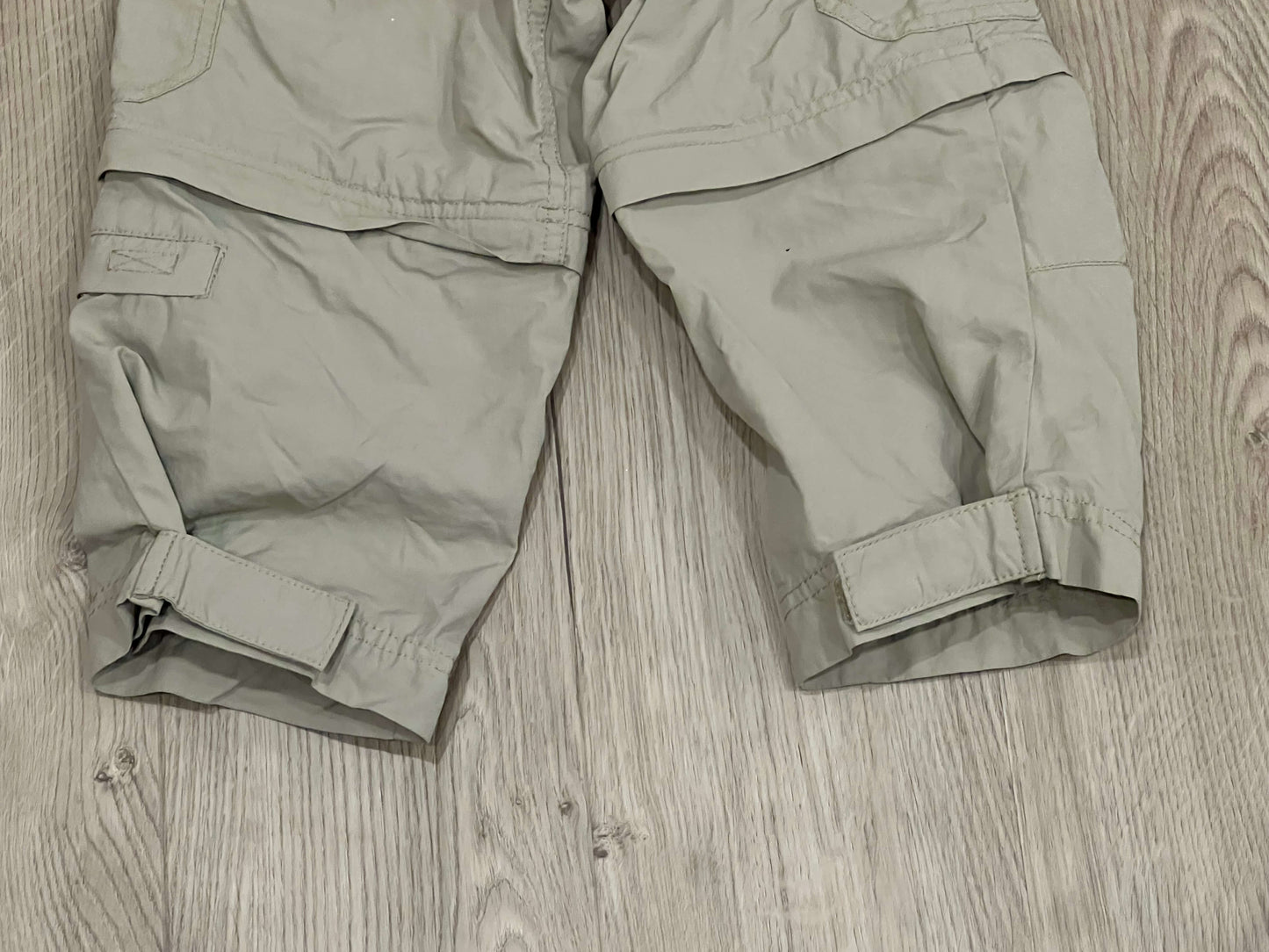 Boys Blue Guess ‘Lion’ T-shirt size 2T and Eddie Bauer Khaki Cargo Zip-off pants size XXS, VGUC, Kids 2T